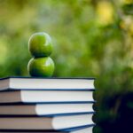 bild med böcker och en frukt